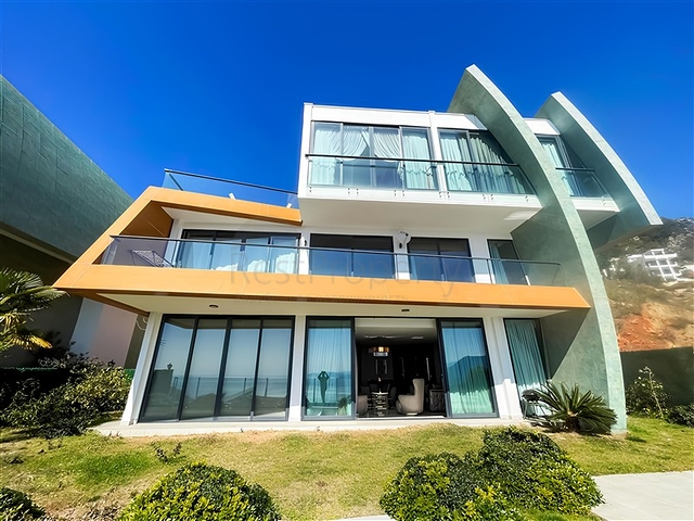 Sea View Luxury Villa with Furniture for Sale in Alanya Centre - Turkey