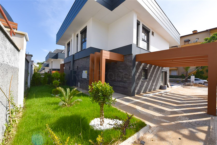 Semi Detached 4 Bedroom Villa with Private Pool for Sale  in Avsallar Alanya Turkey
