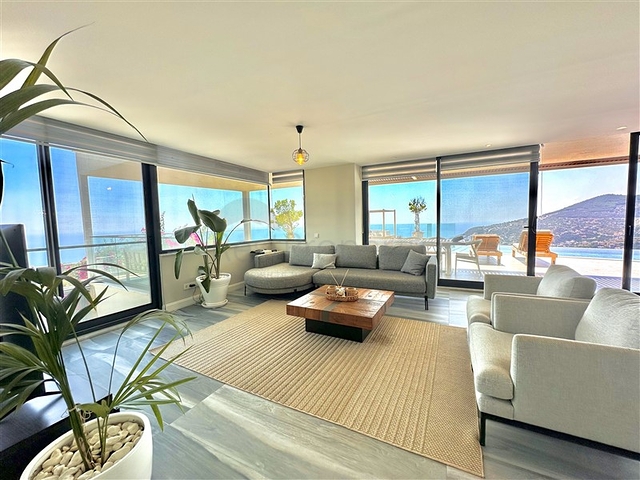 Luxury Villa with Pool and Sea View for Sale in Alanya Centre Turkey