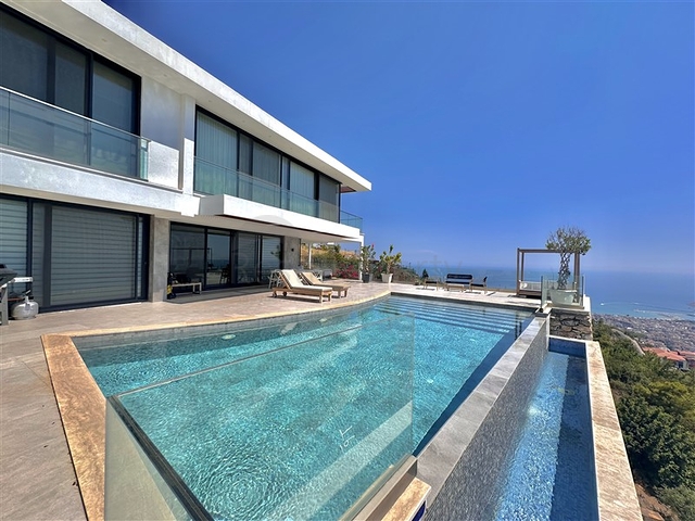 Luxury Villa with Pool and Sea View for Sale in Alanya Centre Turkey