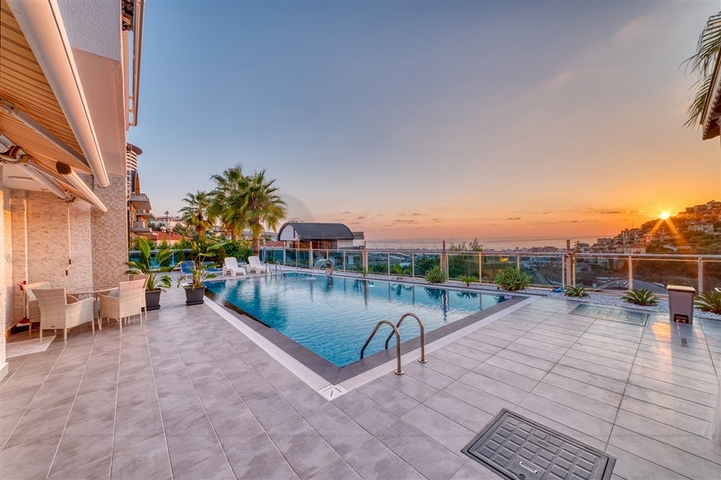 Luxury Sea View Villa with Spacious Gardens and Pool in Kargicak, Alanya