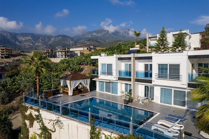 Luxury Sea View Villa with Spacious Gardens and Pool in Kargicak, Alanya