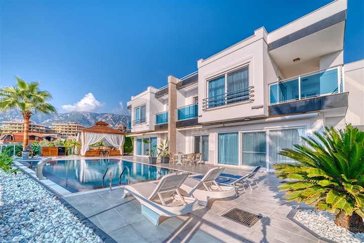 Luxury Sea View Villa with Spacious Gardens and Pool in Kargicak, Alanya