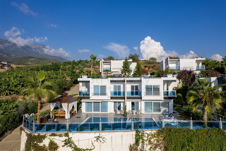 Luxury Sea View Villa with Spacious Gardens and Pool in Kargicak, Alanya