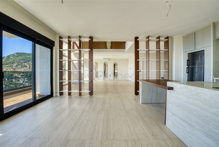 Chic Sea View Villa with Pool for Sale in Alanya Turkey