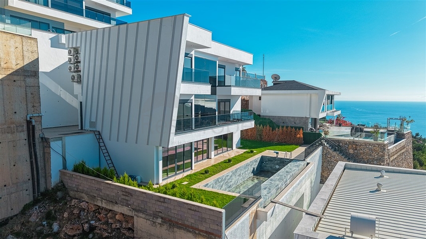 Chic Sea View Villa with Pool for Sale in Alanya Turkey
