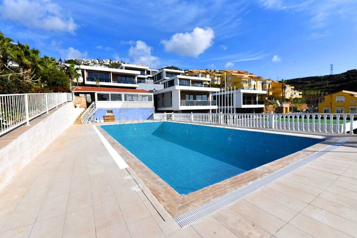 Sea View Villa with Expansive Garden in Alanya Turkey
