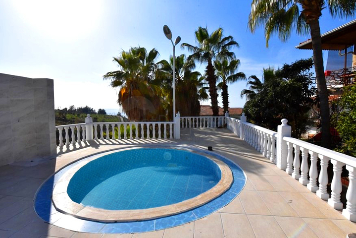 Sea View Villa with Expansive Garden in Alanya Turkey