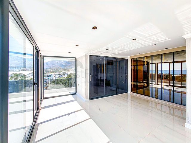 Sea View Villa with Expansive Garden in Alanya Turkey