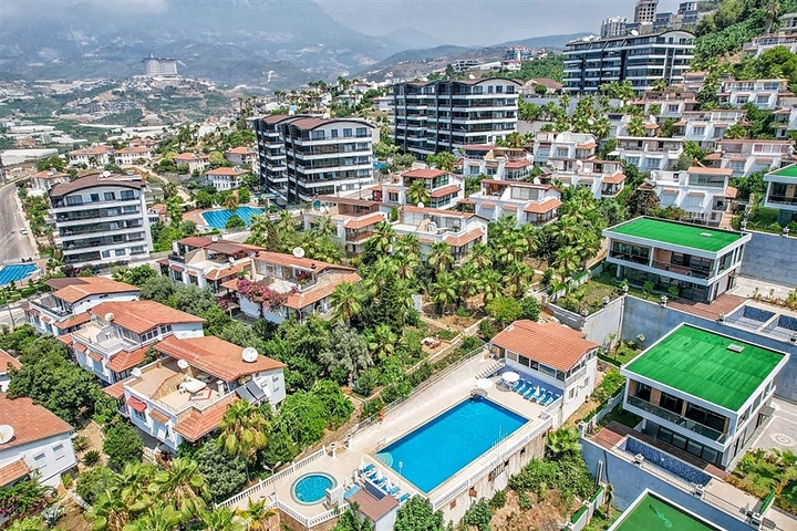Sea View Villa with Expansive Garden in Alanya Turkey