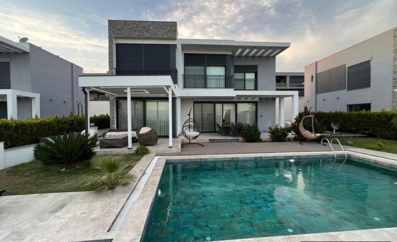 Spotless Villa with Sea View for Sale in Altinkum Didim Region