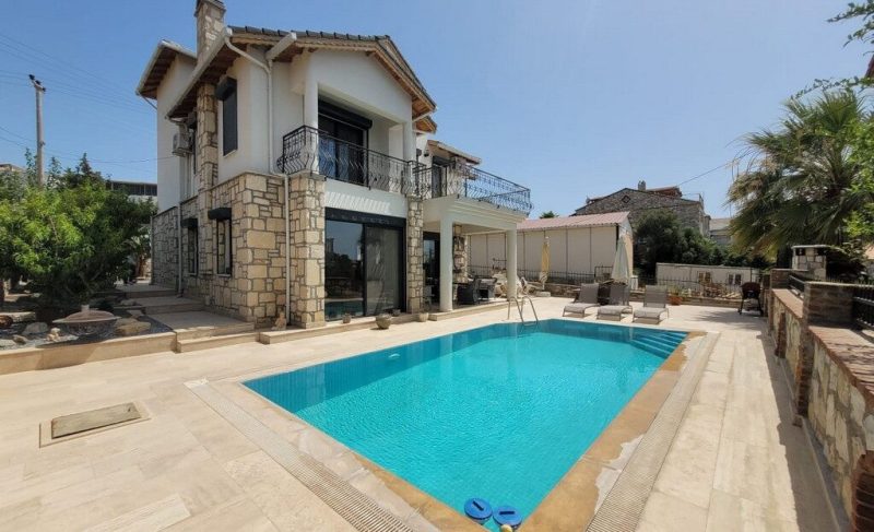 4 Bedroom Sea View Villa with Pool for Sale in Altinkum Didim