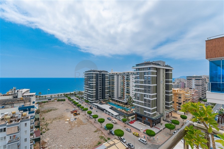 4+1 Penthouse with Sea View, 150 Meters from the Beach in Mahmutlar