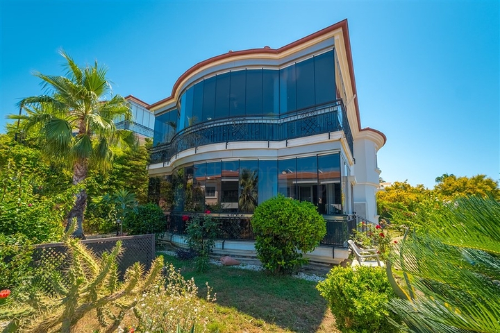 Sea View 3+1 House with Private Sauna and Jacuzzi for sale in Konakli Alanya
