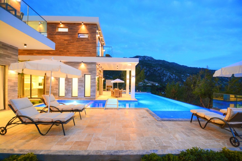 Property with High Rental Potential in Sunset Beach Club Calis Beach