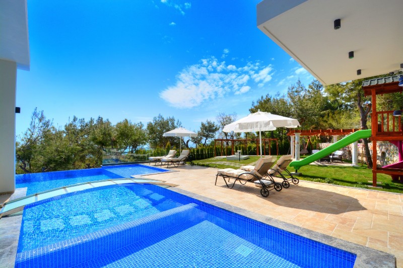 Property with High Rental Potential in Sunset Beach Club Calis Beach