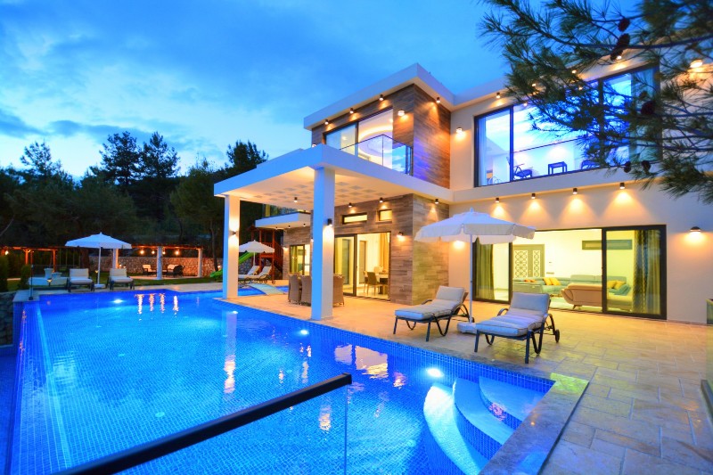 Property with High Rental Potential in Sunset Beach Club Calis Beach