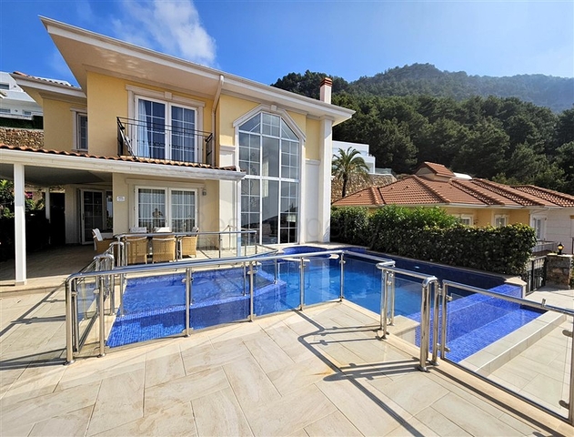 Detach Villa with Pool for Sale in Tepe Neighbourhood, Alanya Centre