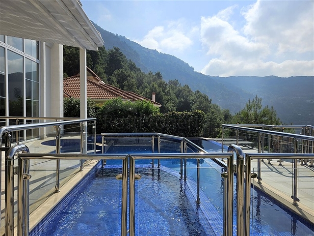Detach Villa with Pool for Sale in Tepe Neighbourhood, Alanya Centre