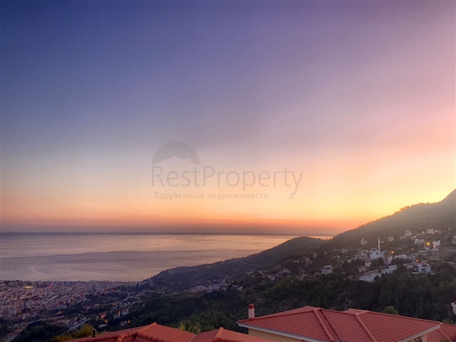 Detach Villa with Pool for Sale in Tepe Neighbourhood, Alanya Centre