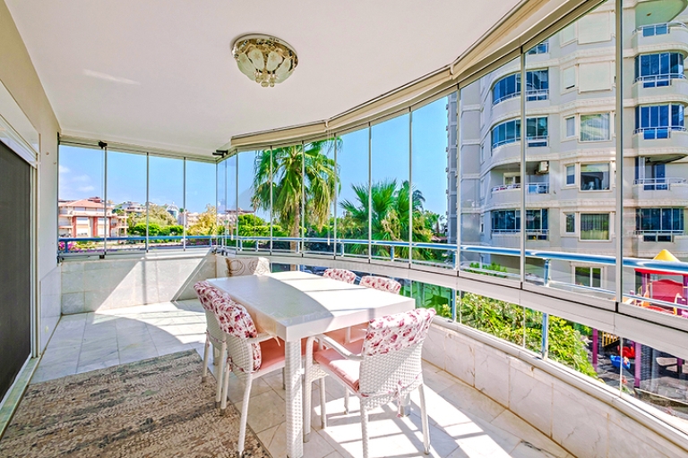 Spacious Flat for Sale in a Beachfront Development in Alanya