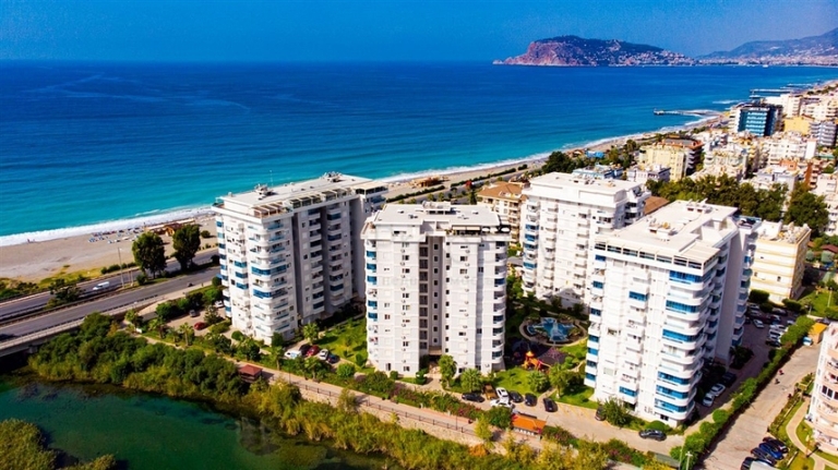Spacious Flat for Sale in a Beachfront Development in Alanya