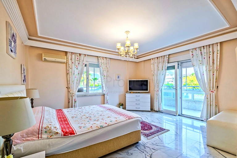 Spacious Flat for Sale in a Beachfront Development in Alanya