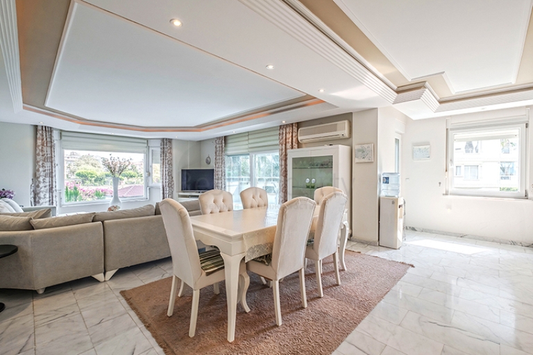 Spacious Flat for Sale in a Beachfront Development in Alanya