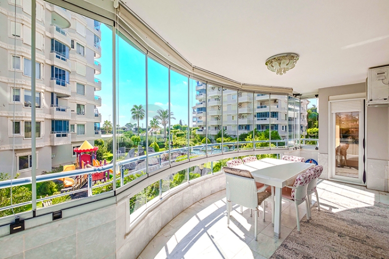 Spacious Flat for Sale in a Beachfront Development in Alanya