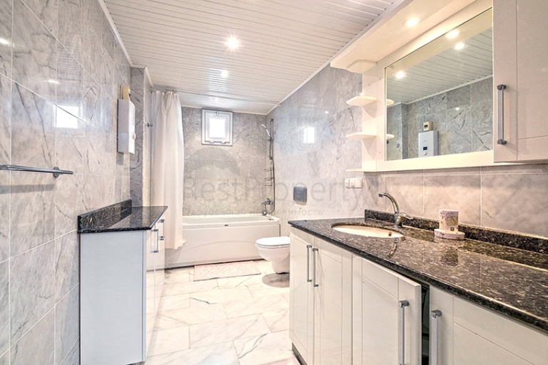 Spacious Flat for Sale in a Beachfront Development in Alanya