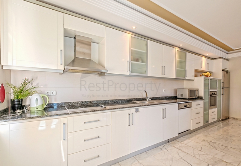 Spacious Flat for Sale in a Beachfront Development in Alanya