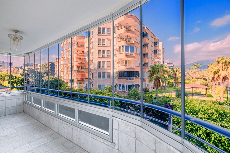 Spacious Flat for Sale in a Beachfront Development in Alanya