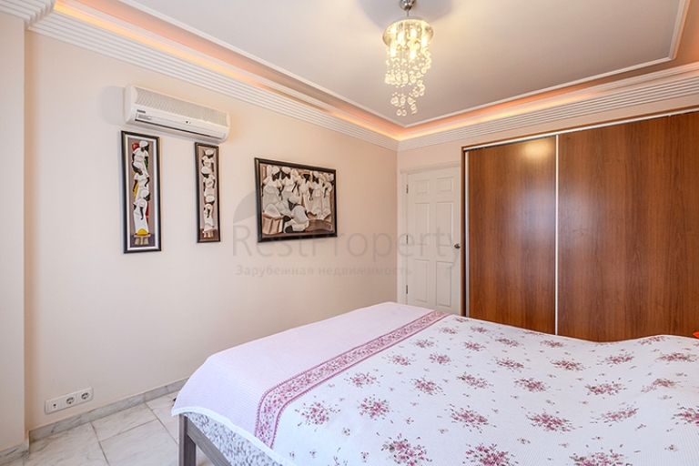 Spacious Flat for Sale in a Beachfront Development in Alanya