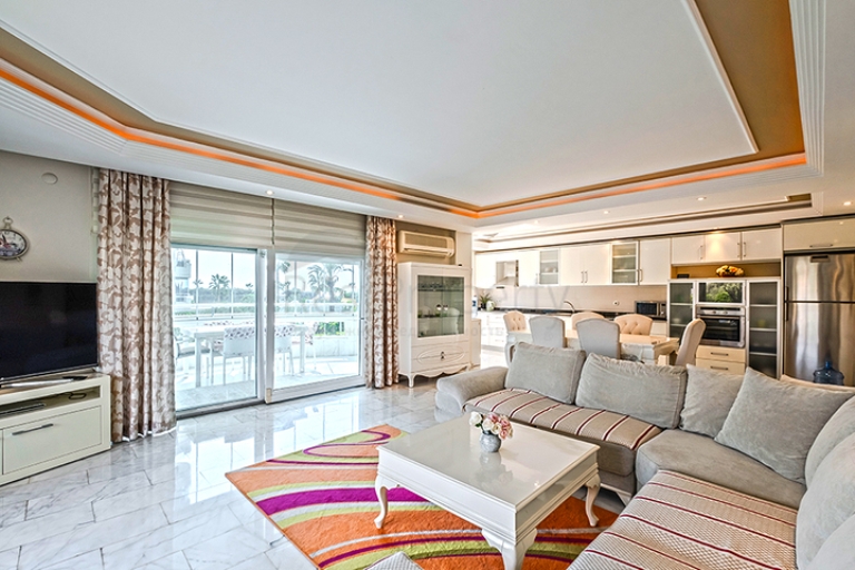 Spacious Flat for Sale in a Beachfront Development in Alanya