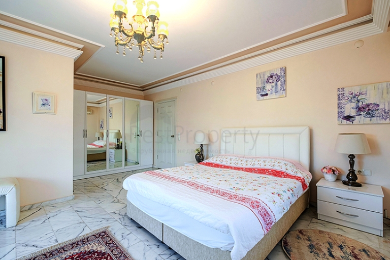 Spacious Flat for Sale in a Beachfront Development in Alanya