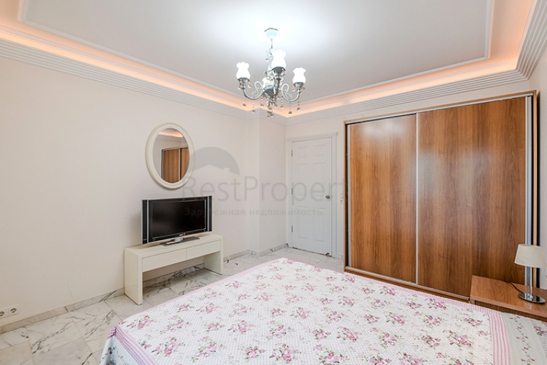 Spacious Flat for Sale in a Beachfront Development in Alanya