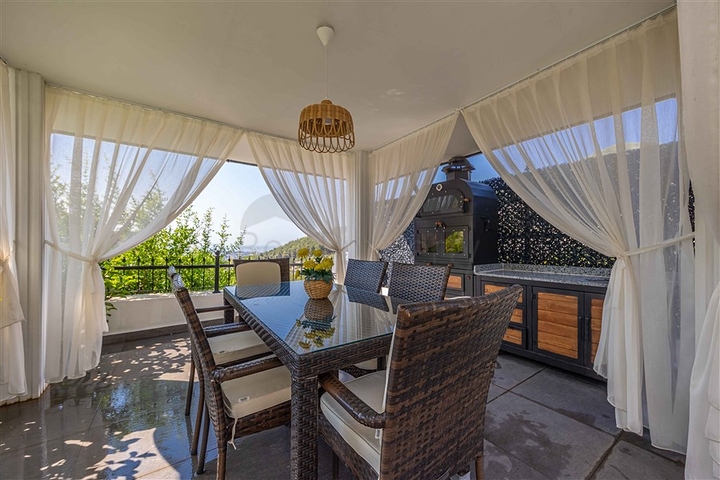 Luxury 6 Bedroom Detached Villa for Sale in Oba, Alanya
