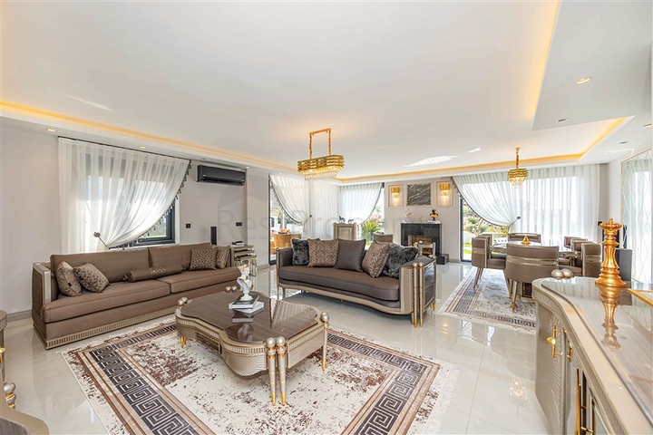 Luxury 6 Bedroom Detached Villa for Sale in Oba, Alanya