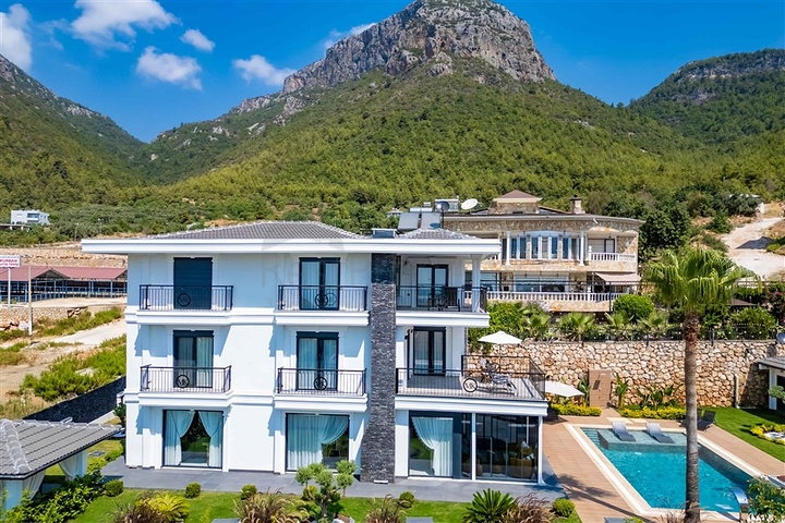 Luxury 6 Bedroom Detached Villa for Sale in Oba, Alanya