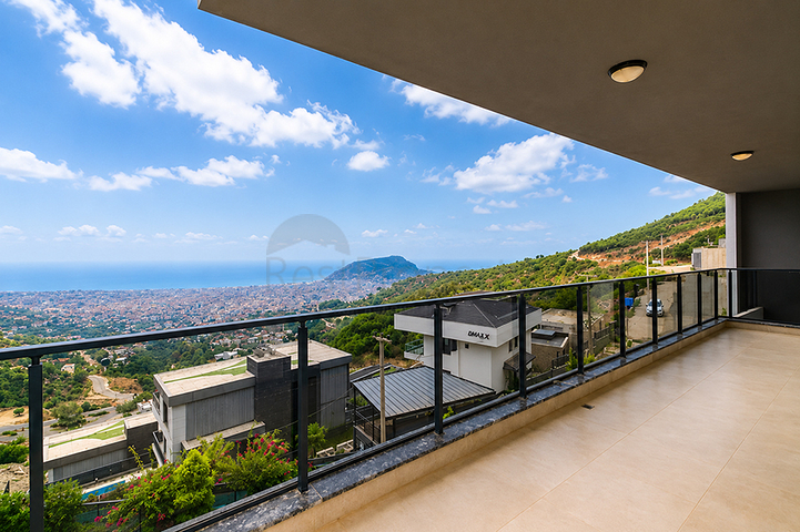 Luxury Villa with Sea Views for Sale in Alanya Centre